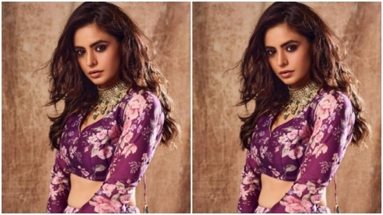 Aamna accessorised her look for the photoshoot with a gold and emerald green choker from the house of Golecha’s Jewels.(Instagram/@aamnasharifofficial)