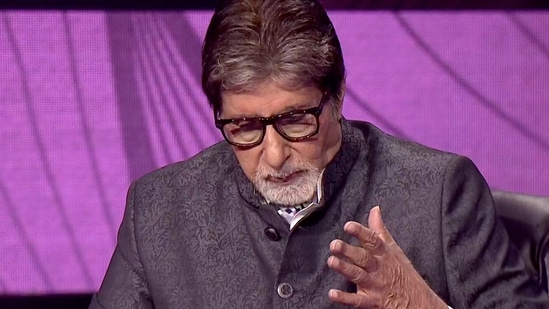 Amitabh Bachchan struggling to speak a Hindi word.