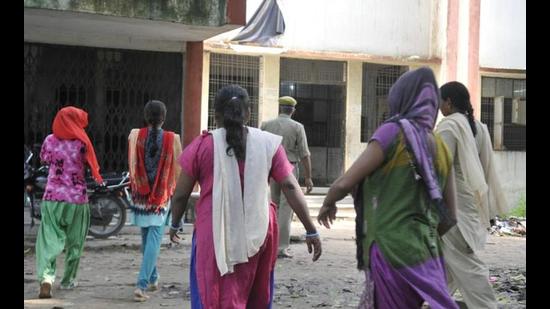 Naupada police have busted an alleged prostitution racket that was being operated in a rented apartment in Thane. They rescued four young girls and arrested a woman who was allegedly trafficking them. (For representational purposes only) (HT FILE PHOTO)