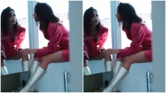 Banita posed like a diva across her bathroom mirror.(Instagram/@banitasandhu)