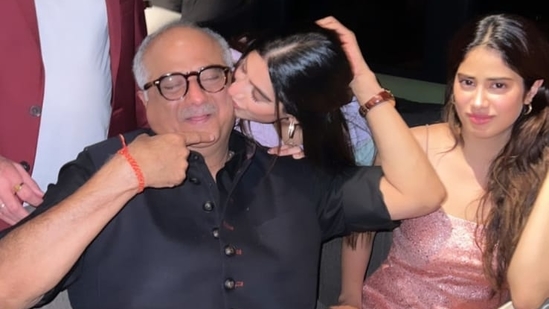 Janhvi Kapoor wishes dad on his 66th birthday.(Instagram)