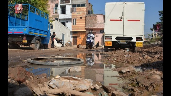 IN A MESS: Damaged roads, overflowing sewage and the poor standard of living irks voters of ward 3 of Chandigarh (Sant Arora/HT)