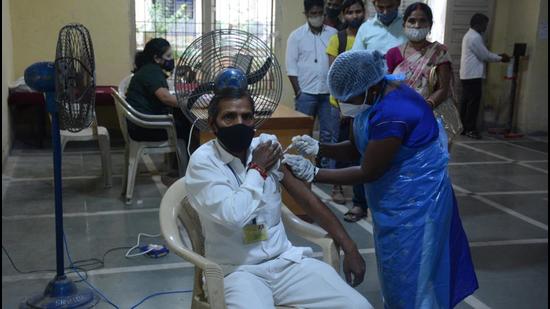 Private hospitals has urged the Centre to allow Covid-19 booster shots for healthcare workers and people in the high-risk category. (HT PHOTO) Private hospitals has urged the Centre to allow Covid-19 booster shots for healthcare workers and people in the high-risk category. (HT PHOTO)