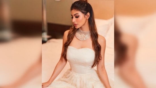 For her makeup, Mouni Roy opted for bold smokey eyes, neutral lips and highlighted cheekbones.(Instagram/@imouniroy)