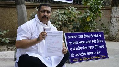 RTI activist Rohit Sabharwal stages a protest against the failure of the Ludhiana MC to submit report to the vigilance department regarding alleged multi-crore scam in road repair works. (Harsimar Pal Singh/ HT) RTI activist Rohit Sabharwal stages a protest against the failure of the Ludhiana MC to submit report to the vigilance department regarding alleged multi-crore scam in road repair works. (Harsimar Pal Singh/ HT)