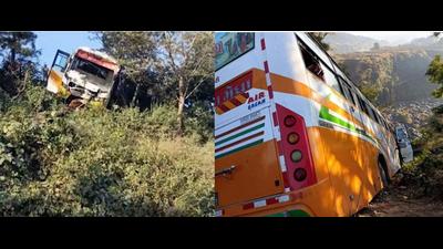 The private bus ferrying tourists from Gujarat from Manali to Dharamshala met with an accident in Kangra district of Himachal Pradesh on Friday morning. The bus was stopped from rolling down the hill by a tree. (HT Photo)