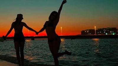 Janhvi Kapoor takes Lungi dance to the beaches of Dubai as she and her sister Khushi Kapoor put their hands up in the air and dance their heart out. (Instagram/@janhvikapoor)