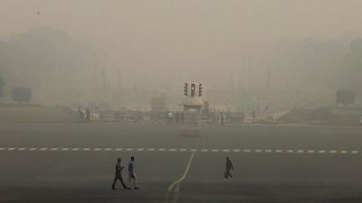Rajpath covered in smog as the Delhi’s pollution levels remained ‘severe’ on Friday. (REUTERS) Rajpath covered in smog as the Delhi’s pollution levels remained ‘severe’ on Friday. (REUTERS)
