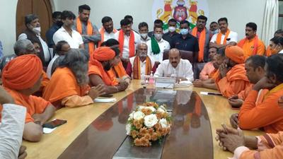 Karnataka chief minister Basavaraj Bommai meets a delegation of Hindu leaders, including Pramod Muthalik, in Bengaluru on Friday. (HT Photo)
