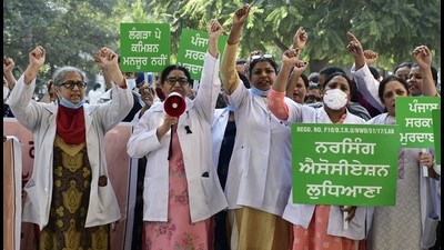 A protest by nurses against the state government at the Civil Hospital in Ludhiana on Friday. Later, they withdrew their strike following the assurance from the government that all their demands will be met. (Harsimar Pal Singh/ HT)