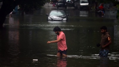 Chief Minister Stalin held discussions with Ministers and chaired a meeting of top state officials led by Chief Secretary V Irai Anbu to review the rain situation. (ANI)
