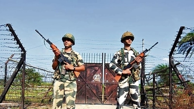 BSF officials at the Indo-Bangladesh border in West Bengal. Bengal’s 2,216.7 km-long border with Bangladesh is the longest and covers 10 of the 23 district.&nbsp; (HT file)