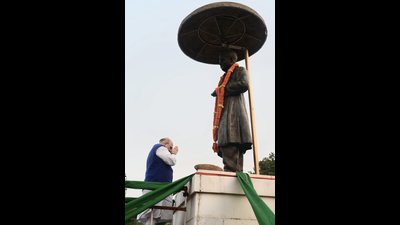 Union home minister Amit Shah pays tribute to Mahamana Pt Madan Mohan Malaviya on his death anniversary in Varanasi (HT photo)