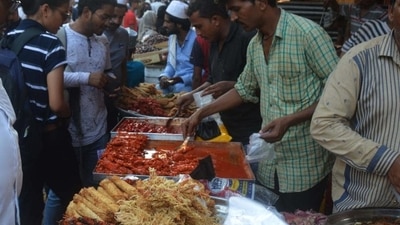 VMC gives hawkers 15 days to remove all roadside non-veg stalls, if food isn’t covered. (HT file) VMC gives hawkers 15 days to remove all roadside non-veg stalls, if food isn’t covered. (HT file)