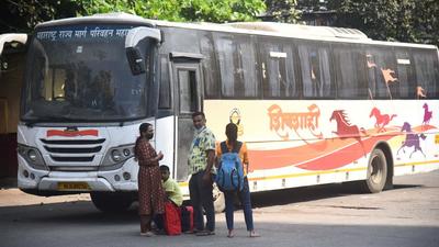MSRTC operated 36 buses from various depots on the Dadar-Pune, Mumbai-Satara, Nashik-Pune, Pune-Thane, Nashik-Dhule, Solapur-Akkalkot and Rajapur-Burmbewadi routes. A total of 17 buses were operated from Mumbai, including from Dadar and Mumbai Central bus depots. (HT PHOTO)