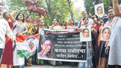 Congress party workers protest against Kanaga Ranaut at JM road in Pune, on Friday. (HT PHOTO)