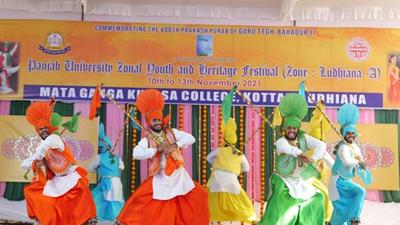 Bhangra performances by participating colleges stole the show on the third day of the PU Zonal Youth Heritage Festival at Mata Ganga Khalsa College, Kotttan, on Friday. (HT Photo) Bhangra performances by participating colleges stole the show on the third day of the PU Zonal Youth Heritage Festival at Mata Ganga Khalsa College, Kotttan, on Friday. (HT Photo)