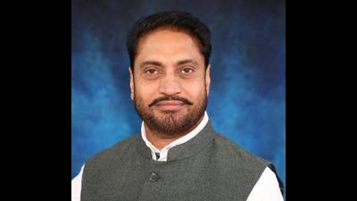 Mohali mayor Amarjit Singh Sidhu asked contractors to start and finish work on time during a review meeting with various contractors and officials of the MC on Friday. (HT File Photo)
