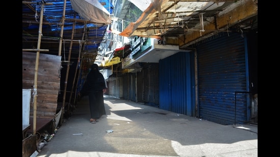 Shops in Mumbra remain shut as part of the bandh observed to condemn attacks on Muslims in Tripura. Bhiwandi also observed bandh on Friday. (PRAFUL GANGURDE/HT PHOTO)