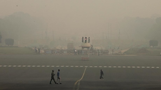 Rajpath covered in smog as the Delhi’s pollution levels remained ‘severe’ on Friday.&nbsp;(REUTERS)