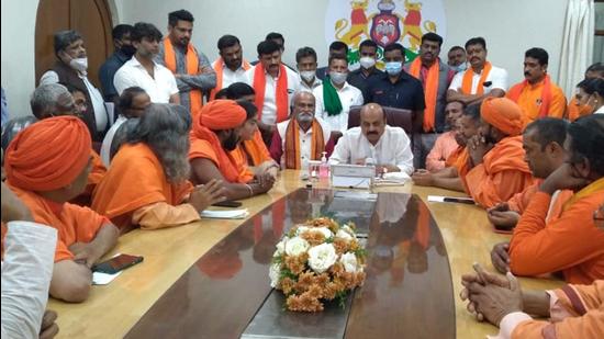 Karnataka chief minister Basavaraj Bommai meets a delegation of Hindu leaders, including Pramod Muthalik, in Bengaluru on Friday. (HT Photo)