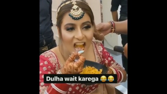 The cool bride finishes up her food as she gets her hair and makeup done on her wedding day. (instagram/@theshaadiswag) The cool bride finishes up her food as she gets her hair and makeup done on her wedding day. (instagram/@theshaadiswag)
