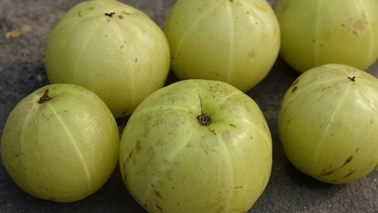 Packed with Vitamin C, Amla is very effective in sore throat. Have 15-20 ml of amla juice with 1 tsp honey twice a day.