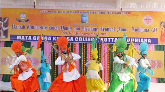 Bhangra performances by participating colleges stole the show on the third day of the PU Zonal Youth Heritage Festival at Mata Ganga Khalsa College, Kotttan, on Friday. (HT Photo)