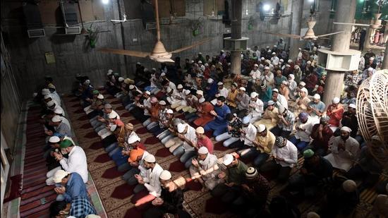 On Friday, most Muslims chose to offer prayers at Sector 57 mosque, after the number of public sites for namaz was reduced from 37 to 20 last week. (Vipin Kumar/HT PHOTO)
