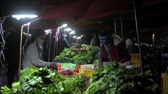 As many as 7,240 street vendors are eligible for the vending fee waive-off in Chandigarh , while 3,677 others are not. The decision was taken at the MC general house meeting taking into consideration the Covid pandemic. (HT File)