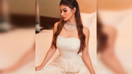 For her makeup, Mouni Roy opted for bold smokey eyes, neutral lips and highlighted cheekbones.(Instagram/@imouniroy)