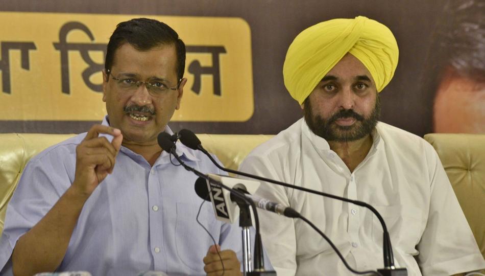 Aam Aadmi Party national convener Arvind Kejriwal with Punjab AAP president Bhagwant Mann during a recent visit to Punjab.&nbsp; (HT file photo)