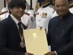 Neeraj Chopra receives the Major Dhyan Chand Khel Ratna award.(Twitter/rashtrapatibhvn) Neeraj Chopra receives the Major Dhyan Chand Khel Ratna award.(Twitter/rashtrapatibhvn)