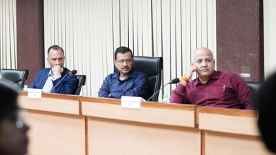 Delhi chief minister Arvind Kejriwal and deputy CM Manish Sisodia at an emergency meeting on Saturday to discuss measures to curb air pollution. (HT) Delhi chief minister Arvind Kejriwal and deputy CM Manish Sisodia at an emergency meeting on Saturday to discuss measures to curb air pollution. (HT)