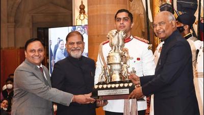 PU vice-chancellor Raj Kumar receiving the MAKA Trophy from the President Ram Nath Kovind at a special function at Rashtrapati Bhavan. (HT Photo)