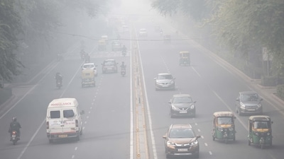Smog and pollution on Tilak Marg, near Supreme Court in New Delhi (Arvind Yadav/ Hindustan Times) Smog and pollution on Tilak Marg, near Supreme Court in New Delhi (Arvind Yadav/ Hindustan Times)