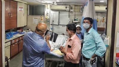 Medical staff treat injured police personnel at Orange City Hospital. At least 26 naxals were killed in an encounter with police in eastern Maharashtra's Gadchiroli district. Four police personnel were also seriously injured in the action and were taken to for treatment, in Nagpur. (HT PHOTO) Medical staff treat injured police personnel at Orange City Hospital. At least 26 naxals were killed in an encounter with police in eastern Maharashtra's Gadchiroli district. Four police personnel were also seriously injured in the action and were taken to for treatment, in Nagpur. (HT PHOTO)