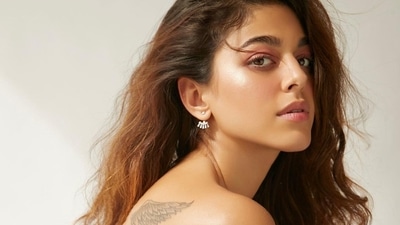 As for the sleeves, one side sported feminine sleeve with voluminous ruffles while the other end sported a noodle strap with a plunging neckline. (Instagram/chandiniw) As for the sleeves, one side sported feminine sleeve with voluminous ruffles while the other end sported a noodle strap with a plunging neckline. (Instagram/chandiniw)