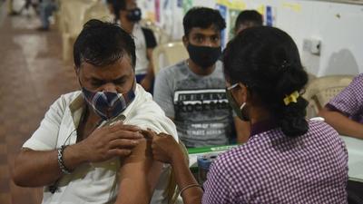 100% first dose coverage was achieved by a total of 462 public and private vaccination centres in Mumbai. (HT PHOTO)