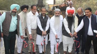 Cabinet minister Bharat Bhushan Ashu and mayor Balkar Sandhu inaugurate the work of reconstructing 7.5 km-long stretch of the Old GT Road in Ludhiana on Saturday. (HT Photo) Cabinet minister Bharat Bhushan Ashu and mayor Balkar Sandhu inaugurate the work of reconstructing 7.5 km-long stretch of the Old GT Road in Ludhiana on Saturday. (HT Photo)