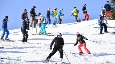 Ski season is on again in Germany and Austria, with restrictions (picture-alliance/F. Hoermann) Ski season is on again in Germany and Austria, with restrictions (picture-alliance/F. Hoermann)