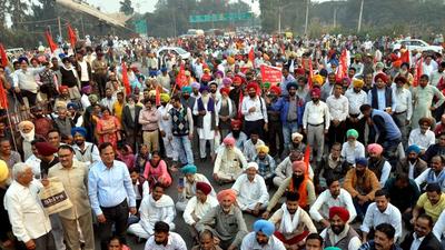 Members of the employees, pensioners union blocking the NH; they claimed that the Punjab government had failed to protect their interests. The protest cause inconvenience to commuters. (HT Photo)