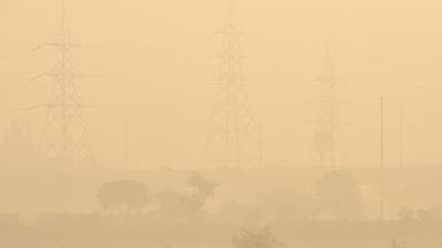 Noida, India - November 13, 2021: A view of a ground blanketed in haze amid rising air pollution, in Noida, India, on Saturday, November 13, 2021. (Photo by Sunil Ghosh / Hindustan Times) Noida, India - November 13, 2021: A view of a ground blanketed in haze amid rising air pollution, in Noida, India, on Saturday, November 13, 2021. (Photo by Sunil Ghosh / Hindustan Times)