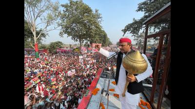 Samajwadi Party national president Akhilesh Yadav attacks UP govt on a number of issues at his public rally in Gorakhpur (HT photo) Samajwadi Party national president Akhilesh Yadav attacks UP govt on a number of issues at his public rally in Gorakhpur (HT photo)