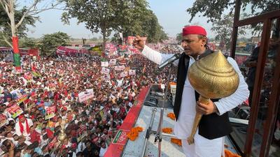 Samajwadi Party (SP) national president Akhilesh Yadav on Saturday launched the third phase of his Samajwadi Vijay Yatra with a massive roadshow in Madapur area on the outskirts of Gorakhpur city. (HT PHOTO.) Samajwadi Party (SP) national president Akhilesh Yadav on Saturday launched the third phase of his Samajwadi Vijay Yatra with a massive roadshow in Madapur area on the outskirts of Gorakhpur city. (HT PHOTO.)