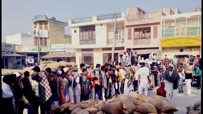 Farmers waiting to get DAP at the grain market at Uchana in Jind on Saturday. (Manoj Dhaka/ HT) Farmers waiting to get DAP at the grain market at Uchana in Jind on Saturday. (Manoj Dhaka/ HT)