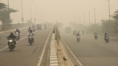 Commuters travel amidst dense smog during morning hours as pollution persists in the city, in New Delhi on Friday. (Amit Sharma) Commuters travel amidst dense smog during morning hours as pollution persists in the city, in New Delhi on Friday. (Amit Sharma)