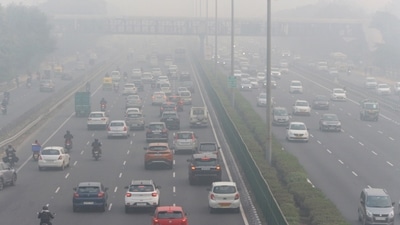 Vehicles ply amid low visibility due to a thick layer of smog at the Delhi- Gurugram Expressway on Friday. (Yogendra Kumar / ANI) Vehicles ply amid low visibility due to a thick layer of smog at the Delhi- Gurugram Expressway on Friday. (Yogendra Kumar / ANI)