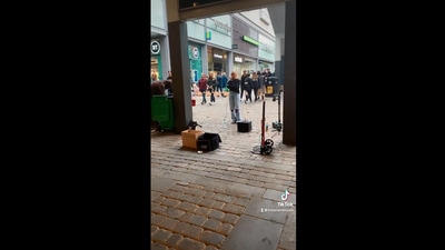 The image shows the street musician performing. (Instagram/@livharlandmusic)