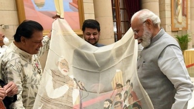 PM Modi (right) with Biren Kumar Basak (twitter.com/narendramodi) PM Modi (right) with Biren Kumar Basak (twitter.com/narendramodi)